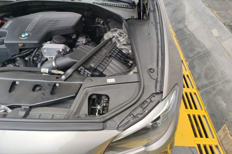 Used BMW 5 Series 2014 525Li Leading Model Engine Bay Left