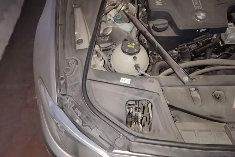 Used BMW 5 Series 2014 525Li Luxury Design Package Engine Bay Right