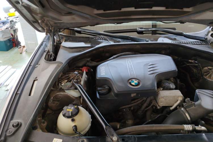 Used BMW 5 Series 2014 525Li Leading Model Engine Bay Right