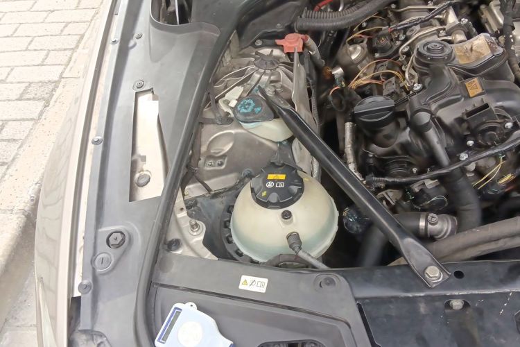 Used BMW 5 Series 2014 528Li Luxury Design Package Engine Bay Right