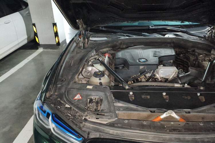 Used BMW 5 Series 2014 525Li Luxury Design Package Engine Bay Right