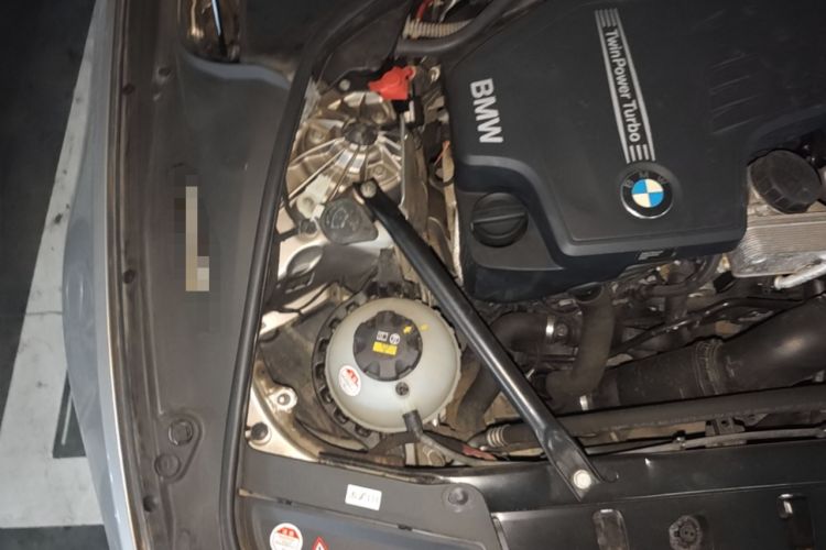 Used BMW 5 Series 2014 525Li Luxury Design Package Engine Bay Right