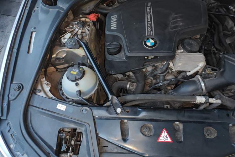 Used BMW 5 Series 2014 525Li Luxury Design Package Engine Bay Right