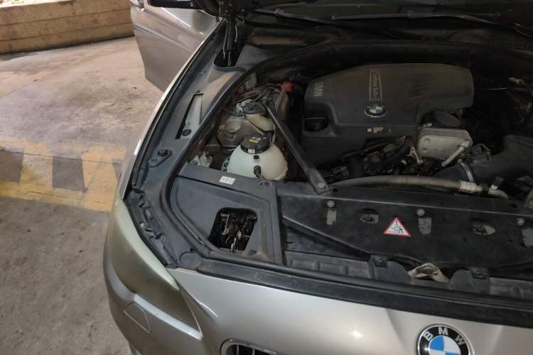 Used BMW 5 Series 2014 525Li Luxury Design Package Engine Bay Right