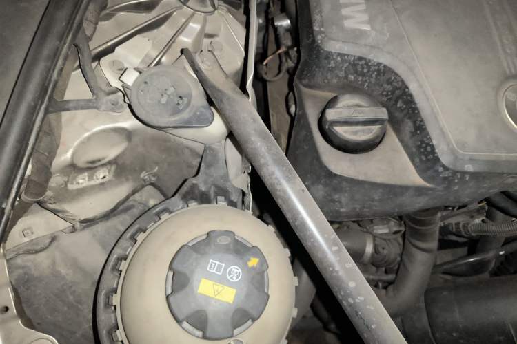 Used BMW 5 Series 2014 525Li Leading Model Engine Bay Right
