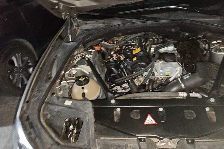 Used BMW 5 Series 2014 525Li Leading Model Engine Bay Right