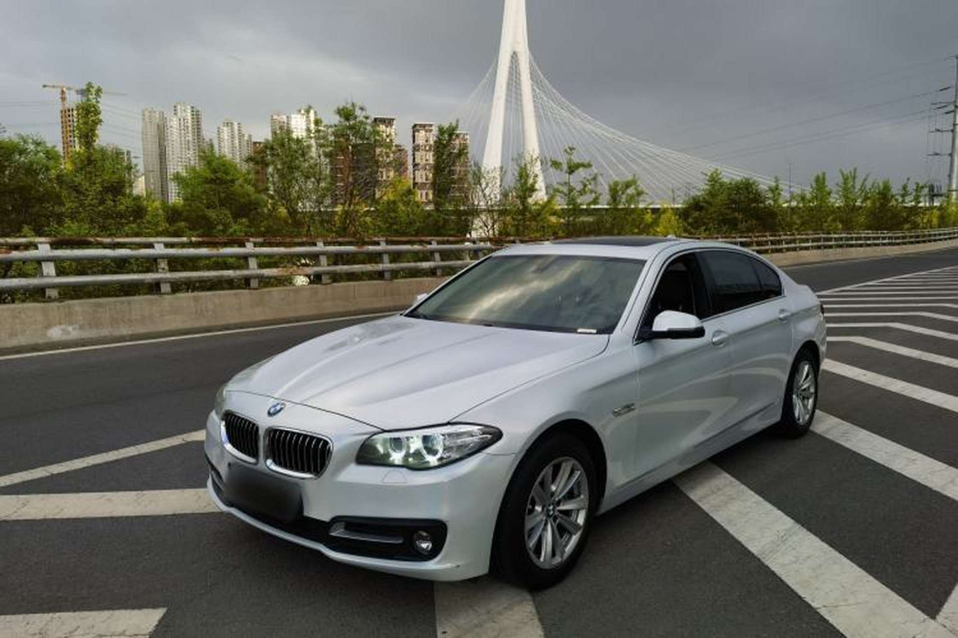 Used BMW 5 Series 2014 520Li Elegant Model Front Left 45 Deg