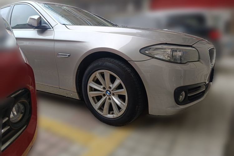 Used BMW 5 Series 2014 520Li Elegant Model Front Right 45 Deg