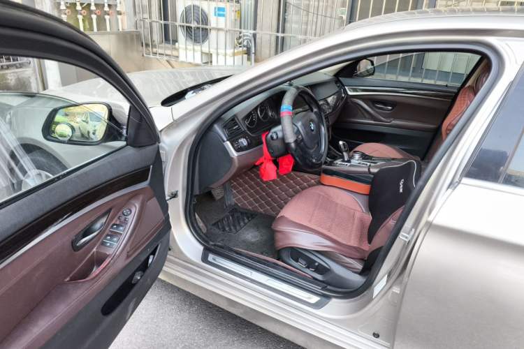 Used BMW 5 Series 2014 525Li Luxury Design Package Interior 3