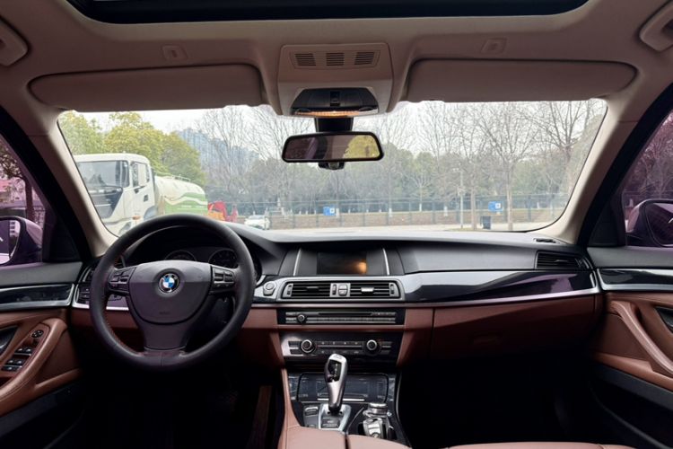Used BMW 5 Series 2014 520i Elegant Edition Interior 4
