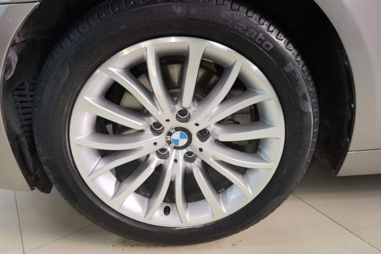 Used BMW 5 Series 2014 525Li Luxury Design Package Left Front Wheel Hub