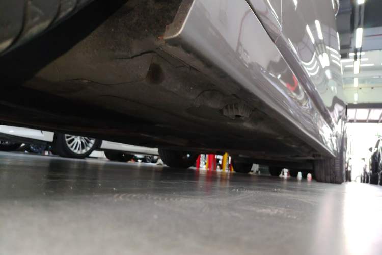 Used BMW 5 Series 2014 525Li Luxury Design Package Left Side Sill