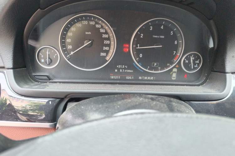 Used BMW 5 Series 2014 520Li Elegant Model Odometer Close Up