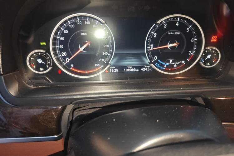 Used BMW 5 Series 2014 525Li Leading Model Odometer Close Up