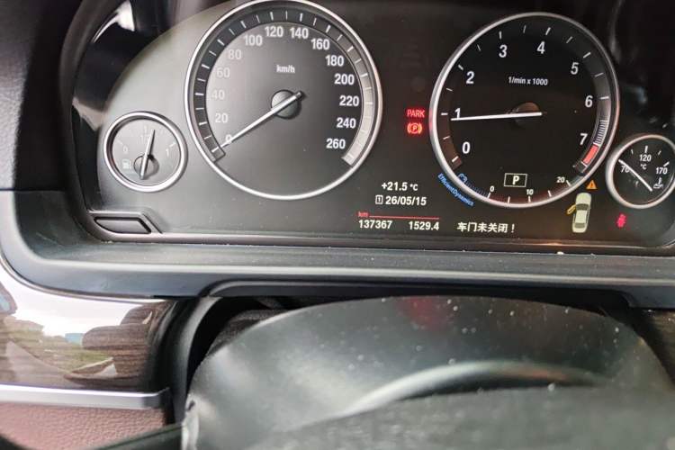Used BMW 5 Series 2014 525Li Luxury Design Package Odometer Close Up