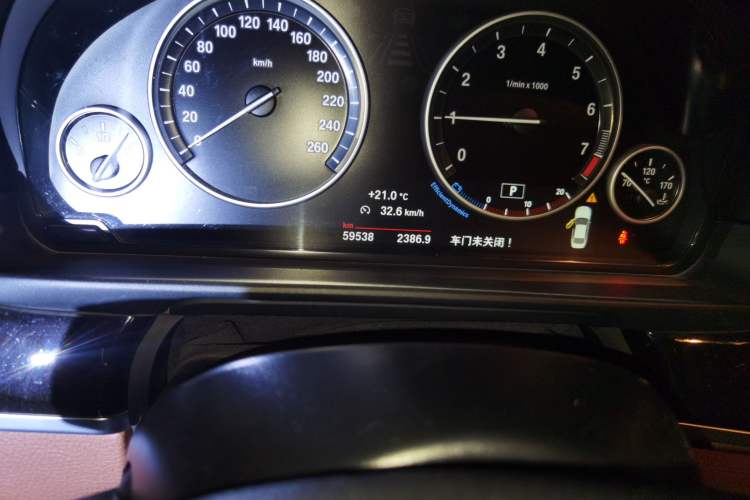 Used BMW 5 Series 2014 525Li Leading Model Odometer Close Up