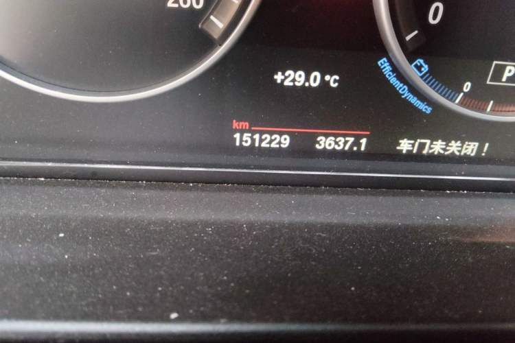 Used BMW 5 Series 2014 525Li Leading Model Odometer Close Up
