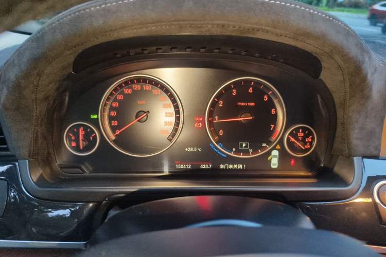Used BMW 5 Series 2014 520Li Elegant Model Odometer Close Up