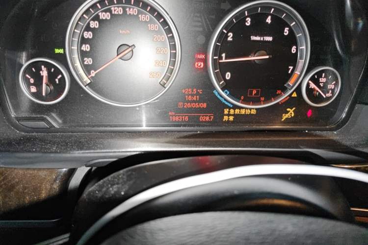 Used BMW 5 Series 2014 528Li Leading Model Odometer Close Up