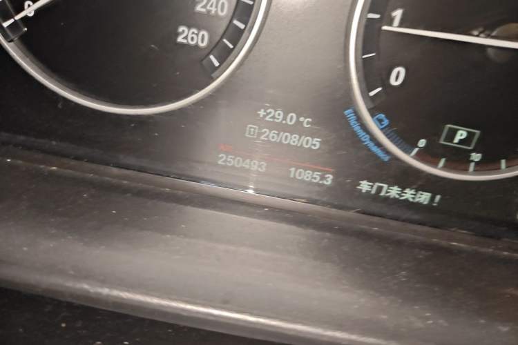 Used BMW 5 Series 2014 520Li Elegant Model Odometer Close Up