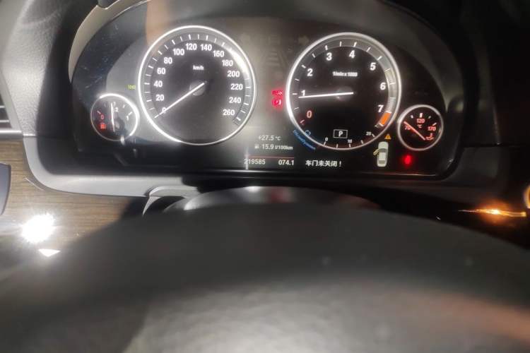 Used BMW 5 Series 2014 525Li Luxury Design Package Odometer Close Up