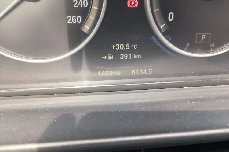 Used BMW 5 Series 2014 520Li Elegant Model Odometer Close Up