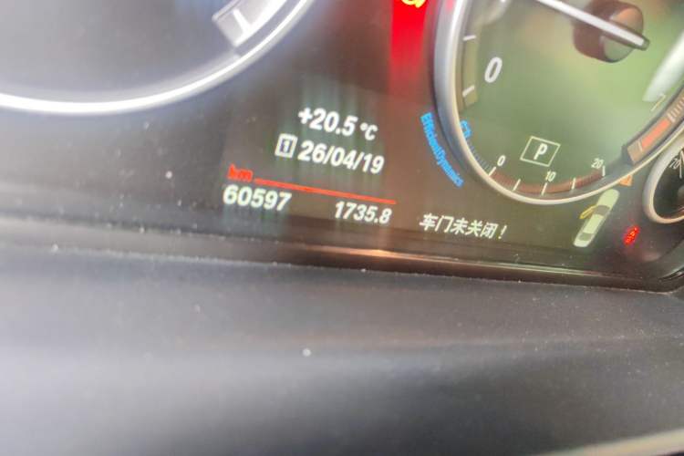 Used BMW 5 Series 2014 520Li Elegant Model Odometer Close Up