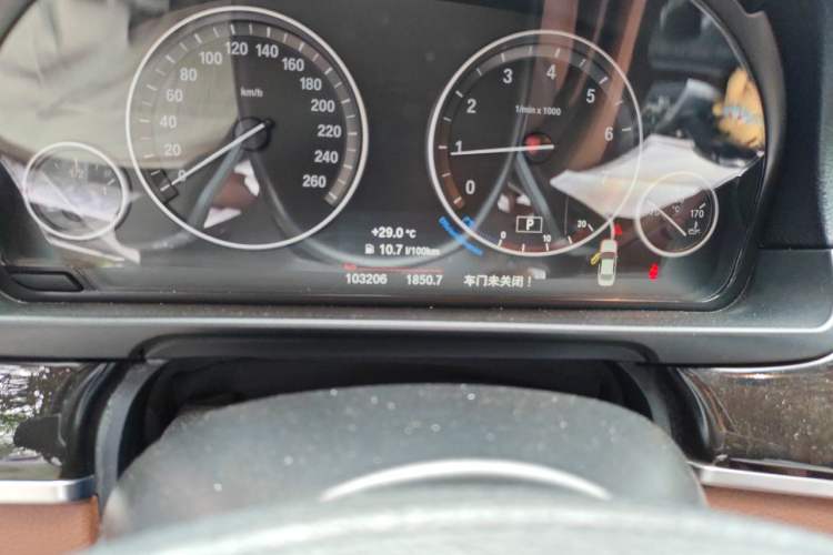 Used BMW 5 Series 2014 525Li Leading Model Odometer Close Up