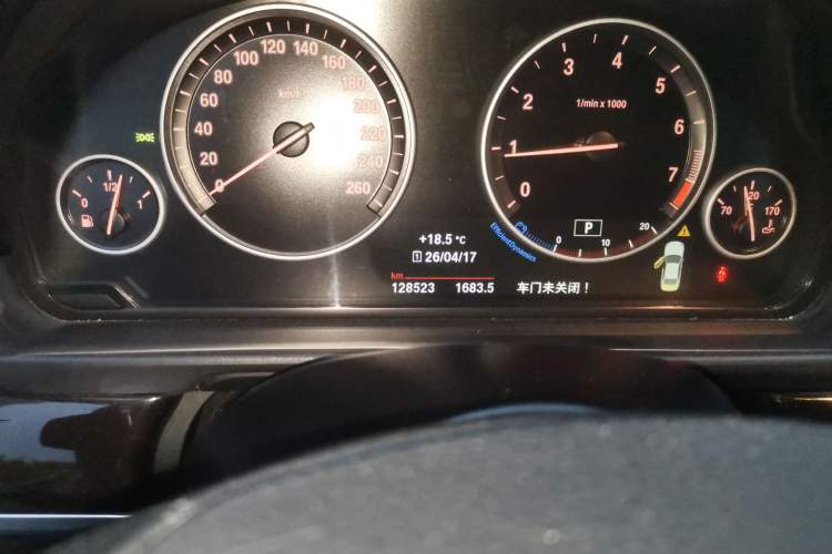 Used BMW 5 Series 2014 525Li Leading Model Odometer Close Up