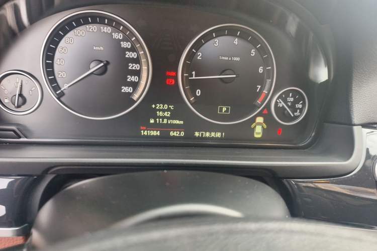 Used BMW 5 Series 2014 520Li Elegant Model Odometer Close Up