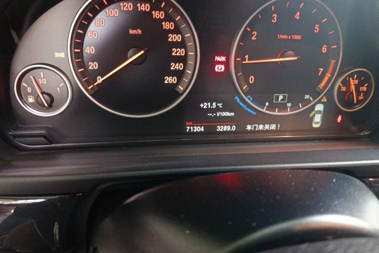 Used BMW 5 Series 2014 520Li Elegant Model Odometer Close Up