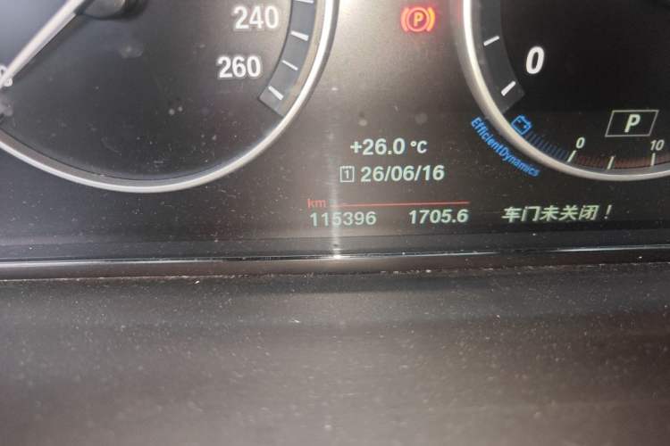 Used BMW 5 Series 2014 528Li Leading Model Odometer Close Up