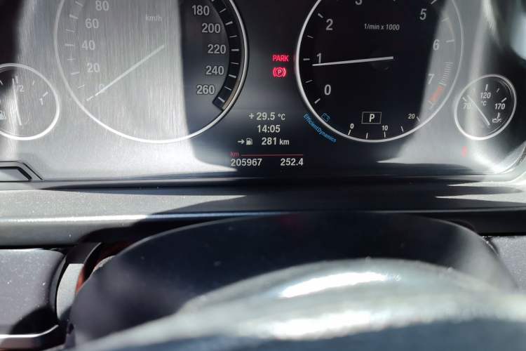 Used BMW 5 Series 2014 520Li Elegant Model Odometer Close Up