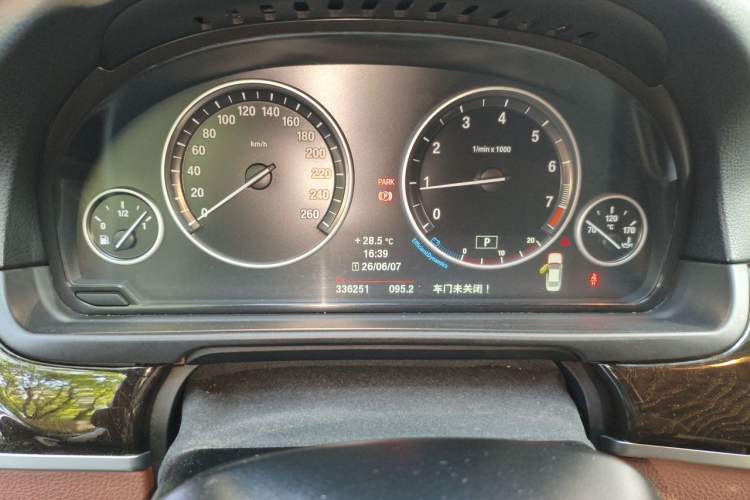 Used BMW 5 Series 2014 528Li Leading Model Odometer Close Up