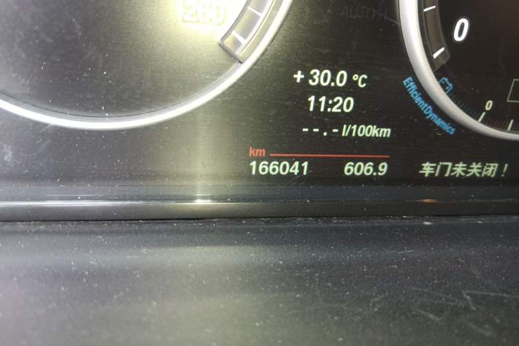 Used BMW 5 Series 2014 525Li Leading Model Odometer Close Up