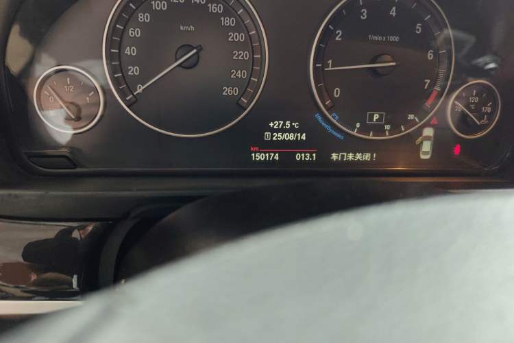Used BMW 5 Series 2014 520Li Elegant Model Odometer Close Up
