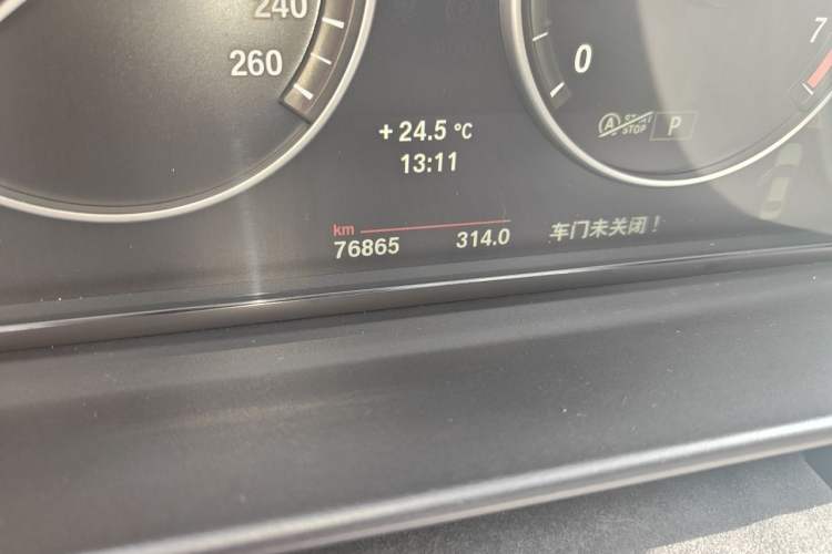 Used BMW 5 Series 2014 525Li Luxury Design Package Odometer Close Up