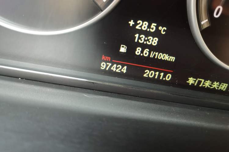 Used BMW 5 Series 2014 520Li Elegant Model Odometer Close Up
