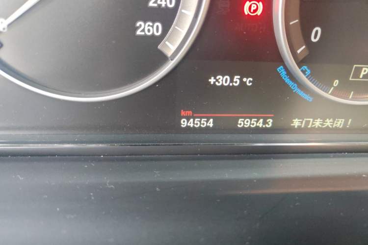Used BMW 5 Series 2014 525Li Leading Model Odometer Close Up