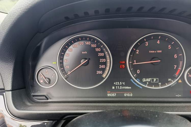 Used BMW 5 Series 2014 520Li Elegant Model Odometer Close Up