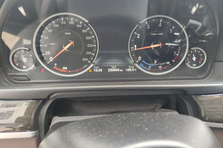Used BMW 5 Series 2014 528Li Leading Model Odometer Close Up