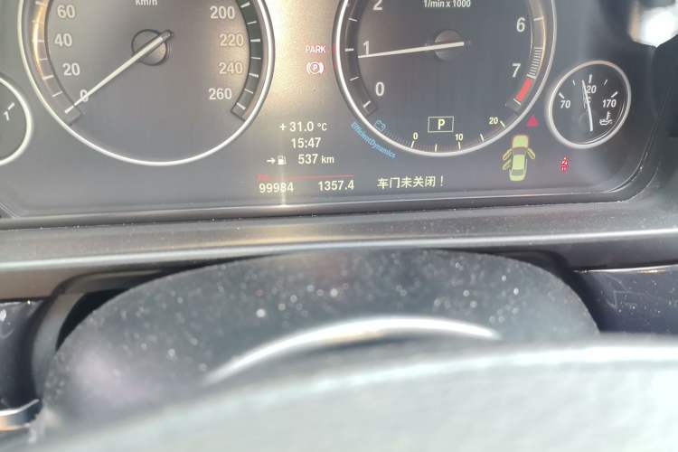 Used BMW 5 Series 2014 520Li Elegant Model Odometer Close Up
