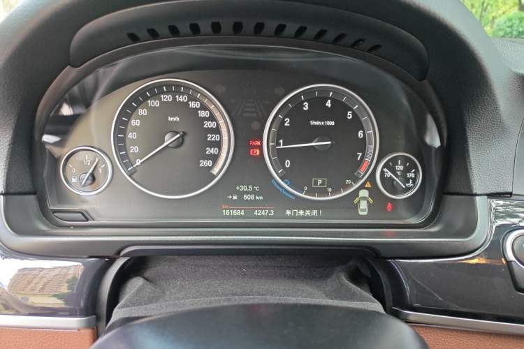 Used BMW 5 Series 2014 520Li Elegant Model Odometer Close Up