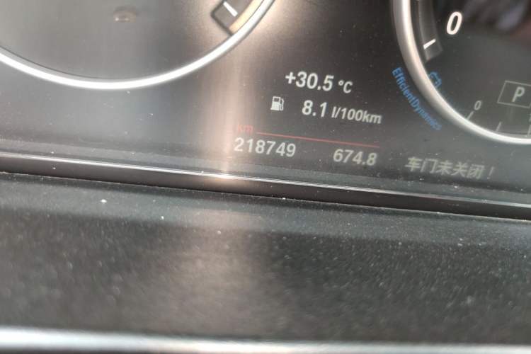 Used BMW 5 Series 2014 525Li Leading Model Odometer Close Up