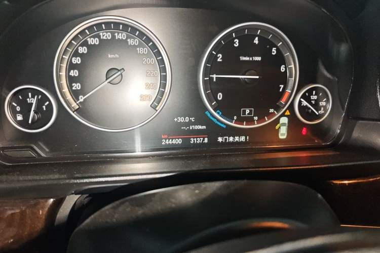 Used BMW 5 Series 2014 525Li Leading Model Odometer Close Up