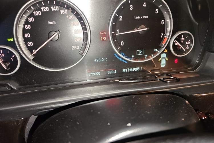Used BMW 5 Series 2014 525Li Leading Model Odometer Close Up