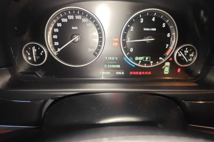 Used BMW 5 Series 2014 520Li Elegant Model Odometer Close Up