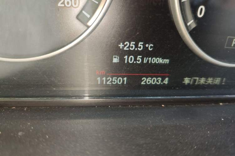 Used BMW 5 Series 2014 525Li Leading Model Odometer Close Up