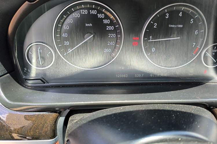 Used BMW 5 Series 2014 525Li Leading Model Odometer Close Up