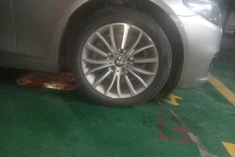 Used BMW 5 Series 2014 525Li Luxury Design Package Right Front Wheel Hub